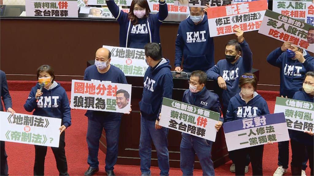快新聞/立院吵成一團!藍委不滿《地制法》恐逕付二讀 霸占主席台爆推擠