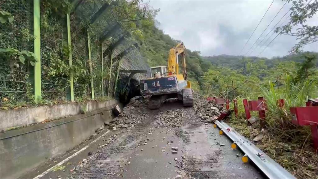 高雄六龜藤枝聯外道路「邊坡坍方」 大小石塊不斷落下