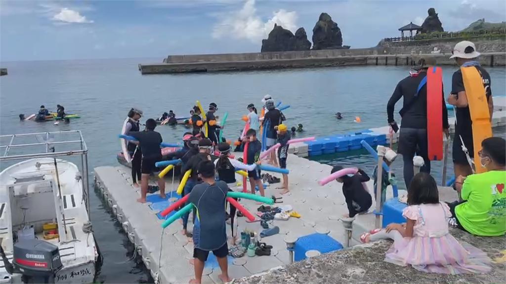 台東大學體育系師生暑假前進綠島　教當地小朋友學遊泳、深水自救