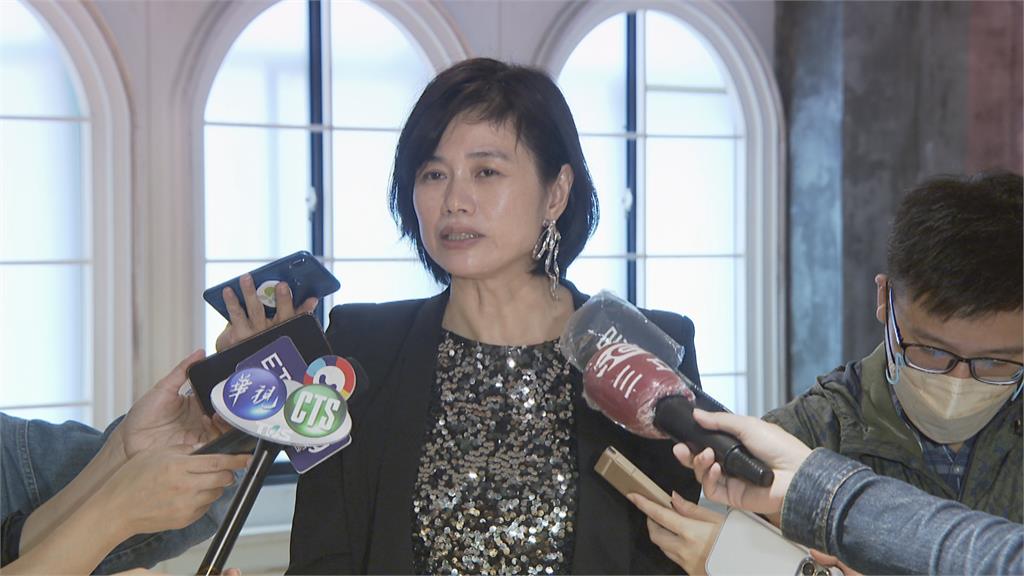 長榮空服員愛心年曆曝光! 攜手藝術家 穿氣球比基尼超驚豔