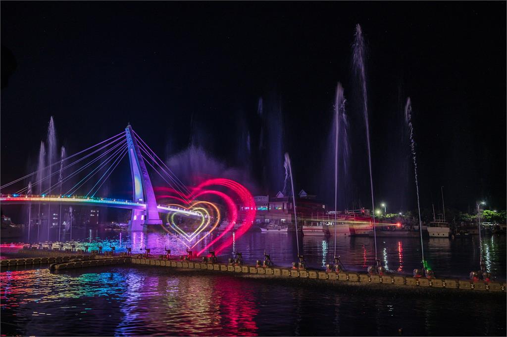 淡水漁人碼頭仲夏繽紛樂！光雕水舞秀、河上煙火秀輪番上陣
