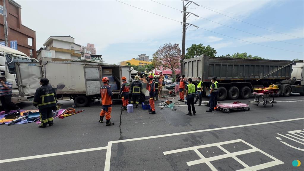 快新聞／三峽恐怖車禍！小貨車遭前後夾擊成三明治　駕駛幸運撿回小命