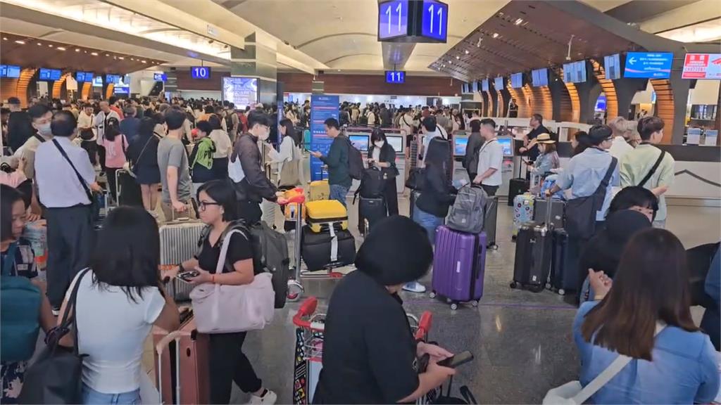端午連假瘋出國!桃園機場大廳被人潮塞爆