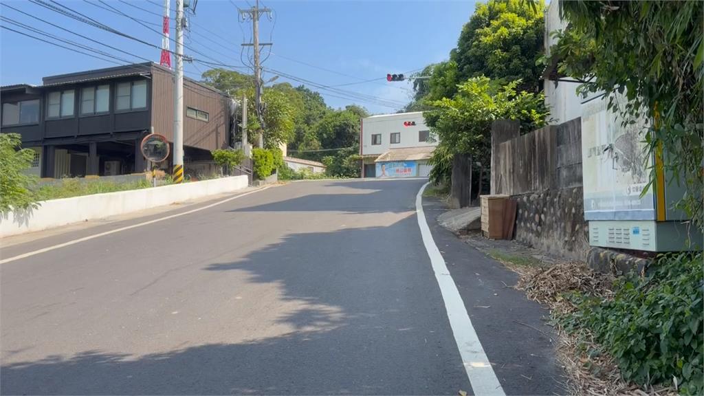 開車變馬路道具賽！　後車廂突開啟手推車滑行撞後車