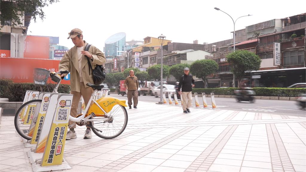 三重建案「天降鋼筋」險砸傷路人 新北工務局勒令停工