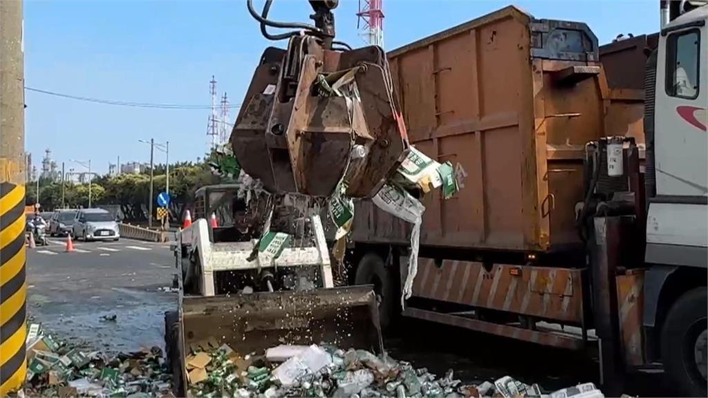 高雄聯結車載運啤酒瓶罐滑落 馬路成「啤酒海」濃濃酒味