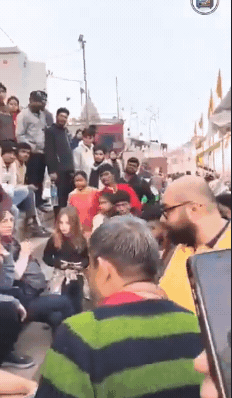 日YTR在印度恆河當「尿尿小童」惹怒居民!遭包圍畫面流出…導遊道歉曝真相