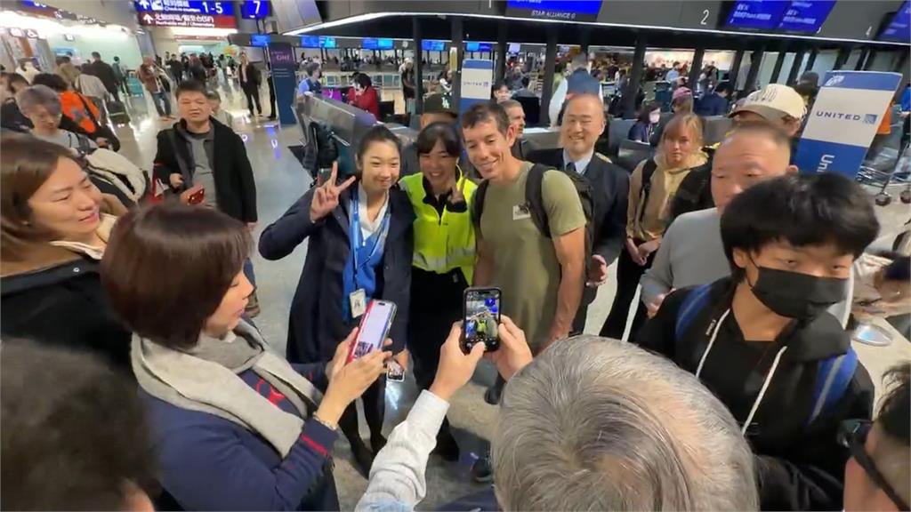 Alex成功攀登101偕妻返美 遇粉絲要簽名、合照來者不拒