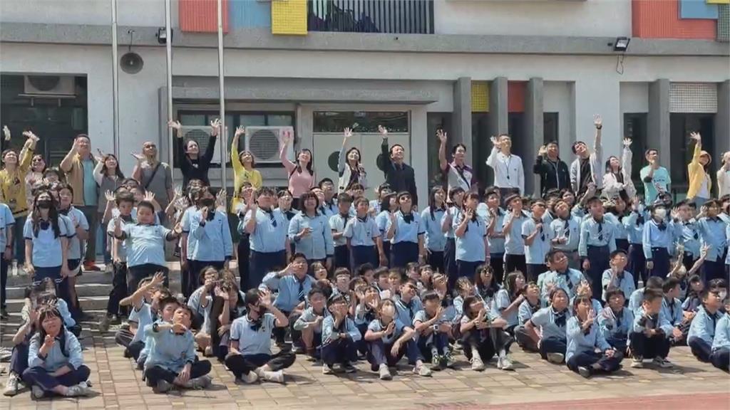 2026全中運將登場　嘉義太保國小逾250位學生舉牌歡迎
