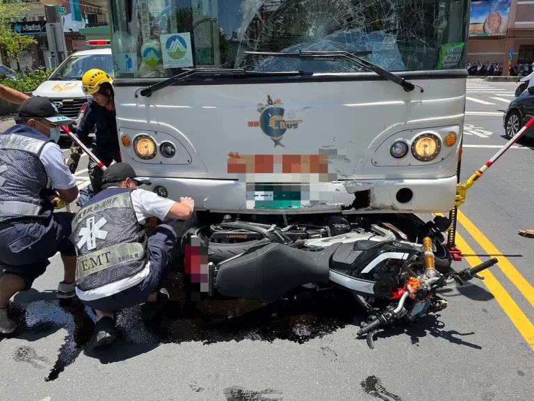 快新聞／高雄岡山驚悚車禍！　22歲男騎士慘遭公車左轉直撞「撞斷右腿」