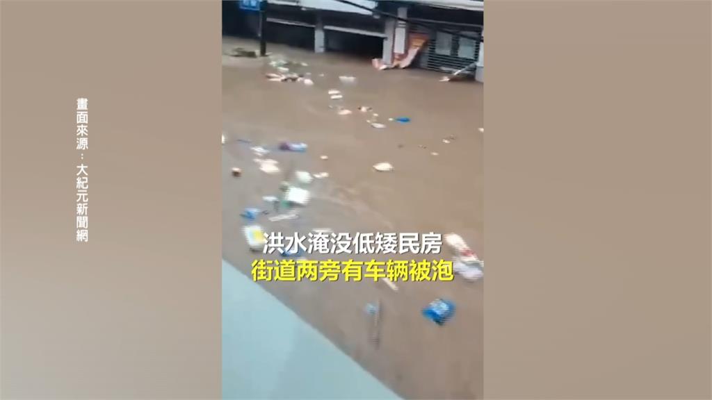 背著孩子逃命！中國四川多地暴雨　民眾冒險涉水逃生