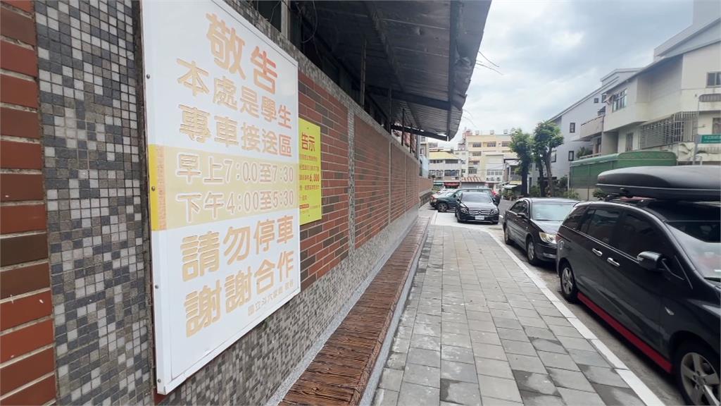 轎車倒車入庫停法"擋一半人行道" 未順向停車觸法將開罰