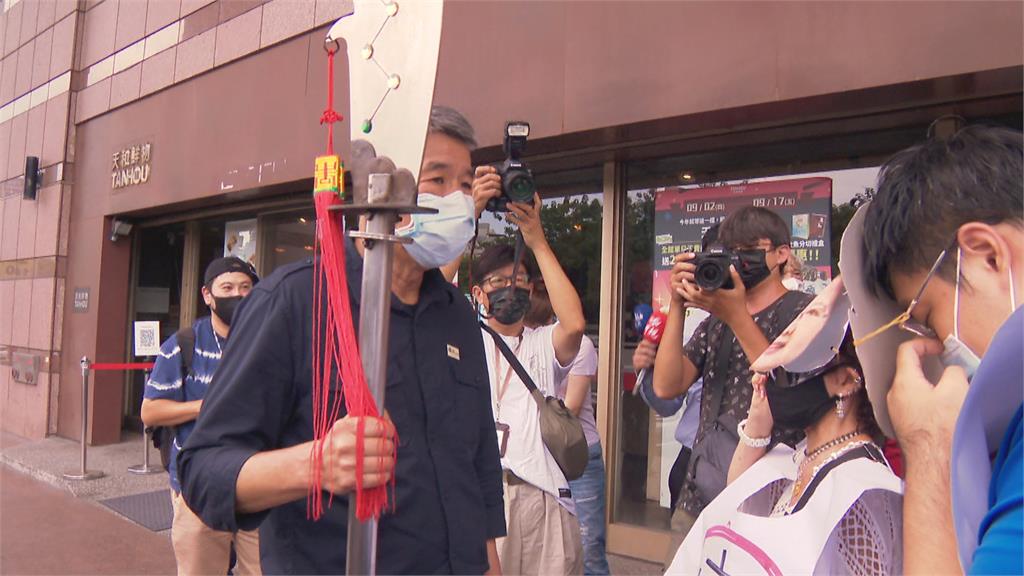 辯論會上把朱江「炸到皮開肉綻」 張亞中支持度暴衝 有望接藍黨魁?