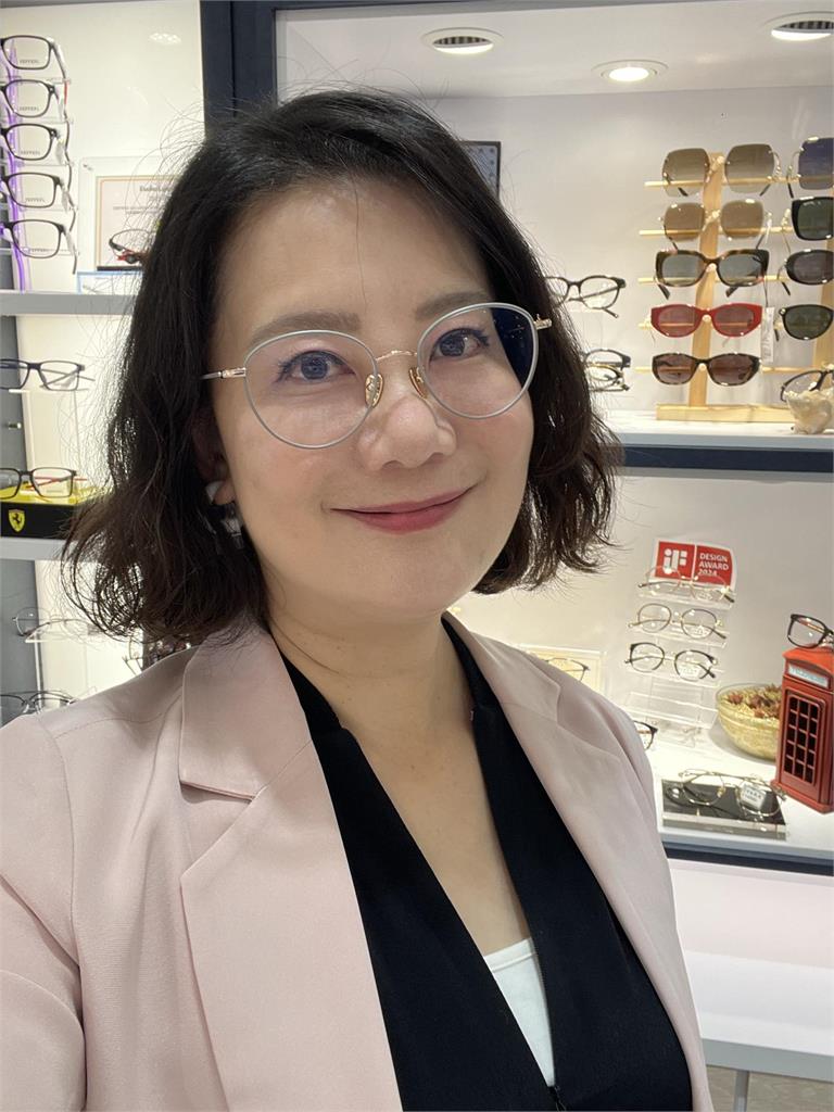 短髮女孩急戴「老花眼鏡」竟是吳思瑤！她認了「初老」反差震撼網：哪來的新鮮人