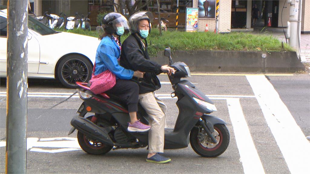 這樣太危險! 2022年仍驚見「側坐機車」