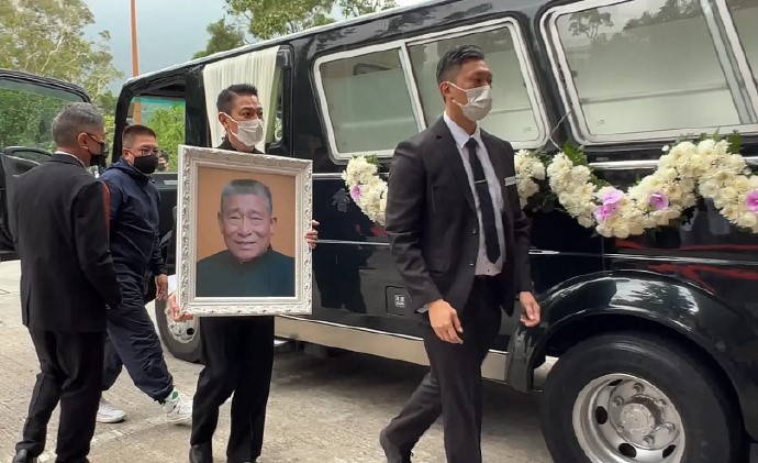 劉德華送別97歲亡父！低頭不語步入靈堂1家3口「現場同框」畫面曝