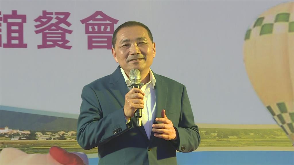 侯友宜、郭台銘台東同框 太久沒連絡?「拱手致意」超尷尬...