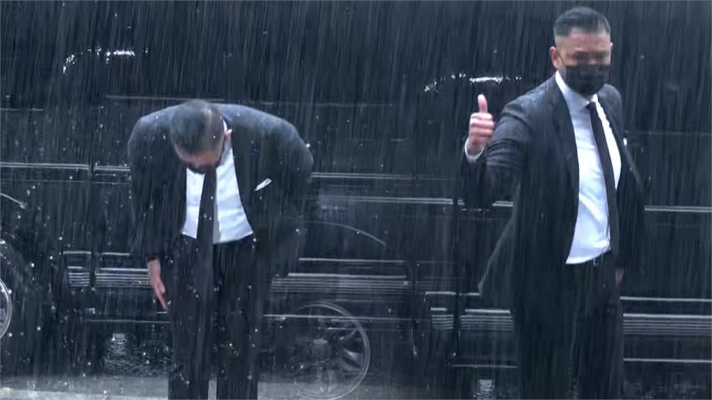 陳建州大雨中鞠躬比讚　律師「B1有賣傘」酸：連老天都在唾棄