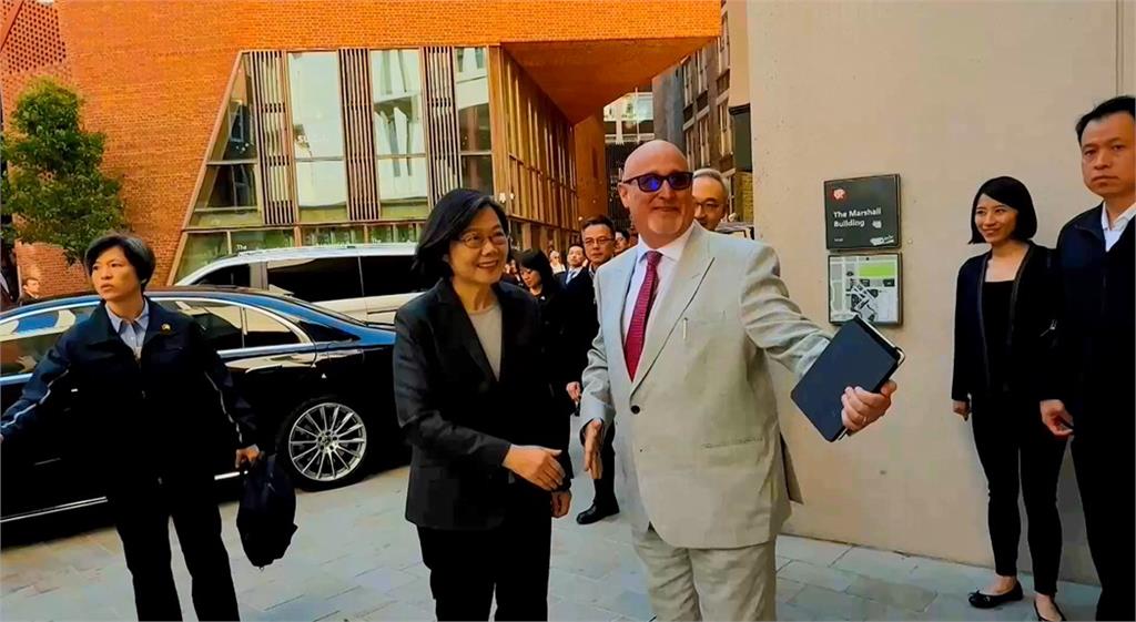 回母校!蔡英文訪倫敦政經學院引騷動 近百人舉布條歡迎