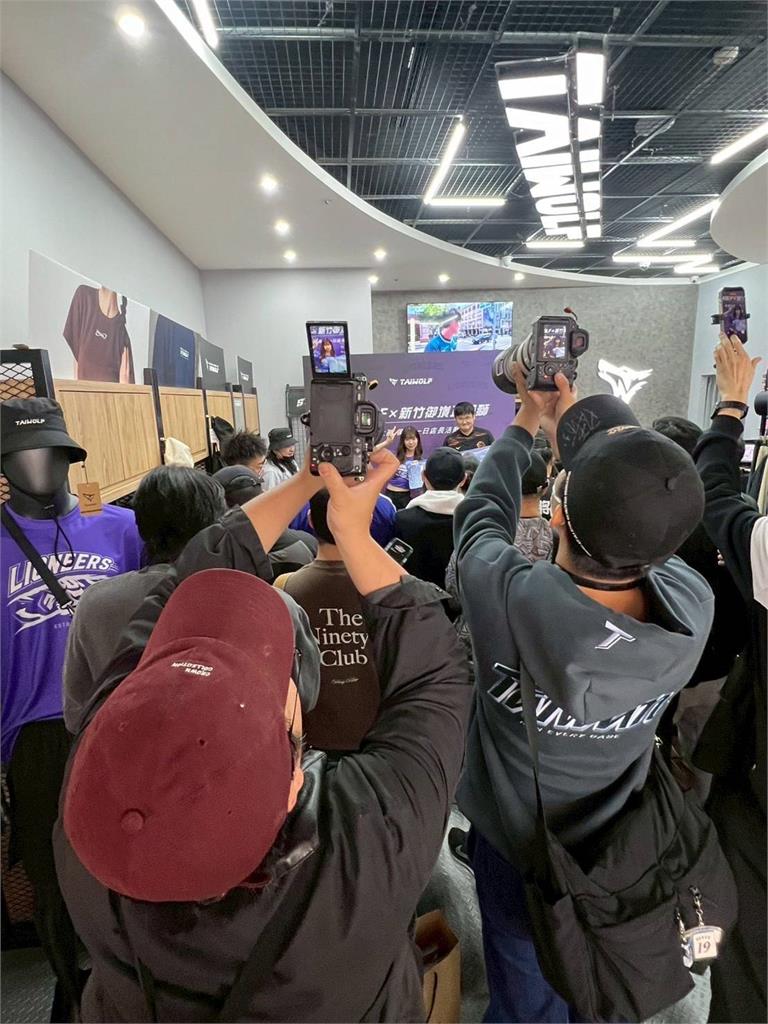 啦啦隊／「小侯幫」幫主駕到！超人氣女神侯芳現身大巨蛋嗨翻全場