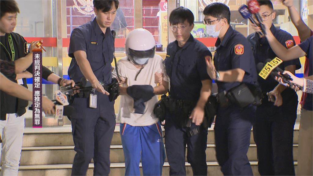 老翁「狂砍房東297刀」嫌判19年太重！出庭「坐輪椅求輕判」：我活不到90歲