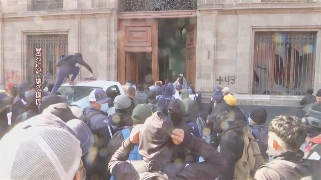 不滿學生失蹤案拖延10年沒真相　墨西哥民眾「皮卡」撞開總統府大門