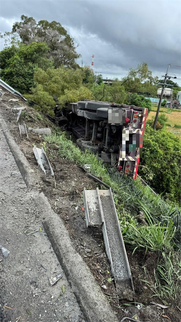最新／天雨路滑又翻車！國3聯結車「衝下邊坡」　屏東29歲駕駛奇蹟僅輕傷