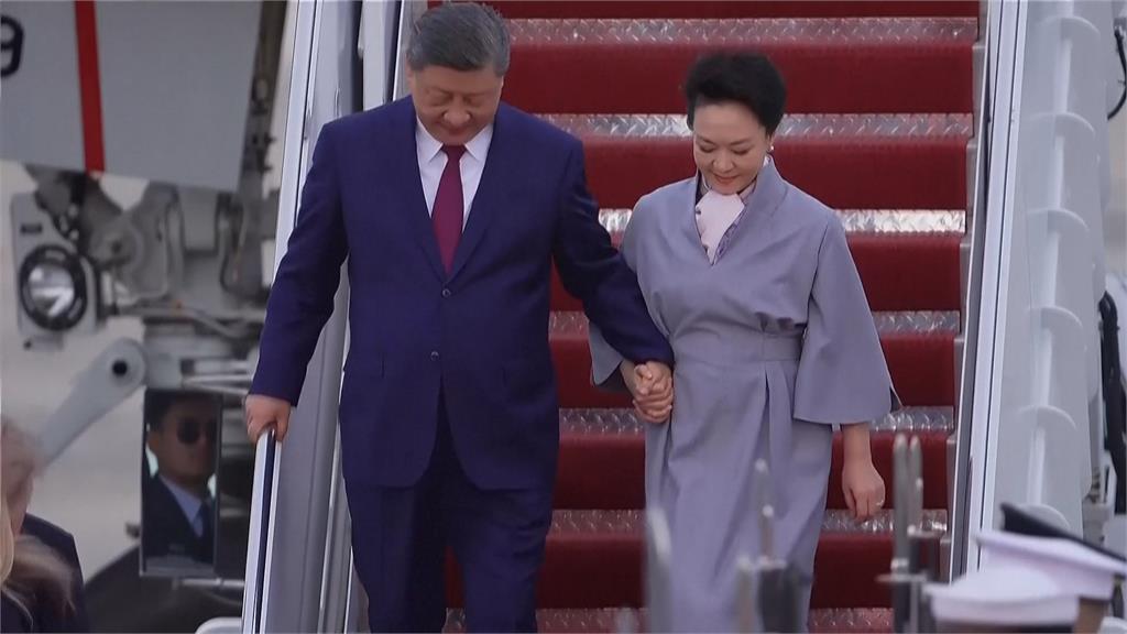 習近平再掀健康疑雲! 走階梯「緊抓彭麗媛右手」央視播出跳過