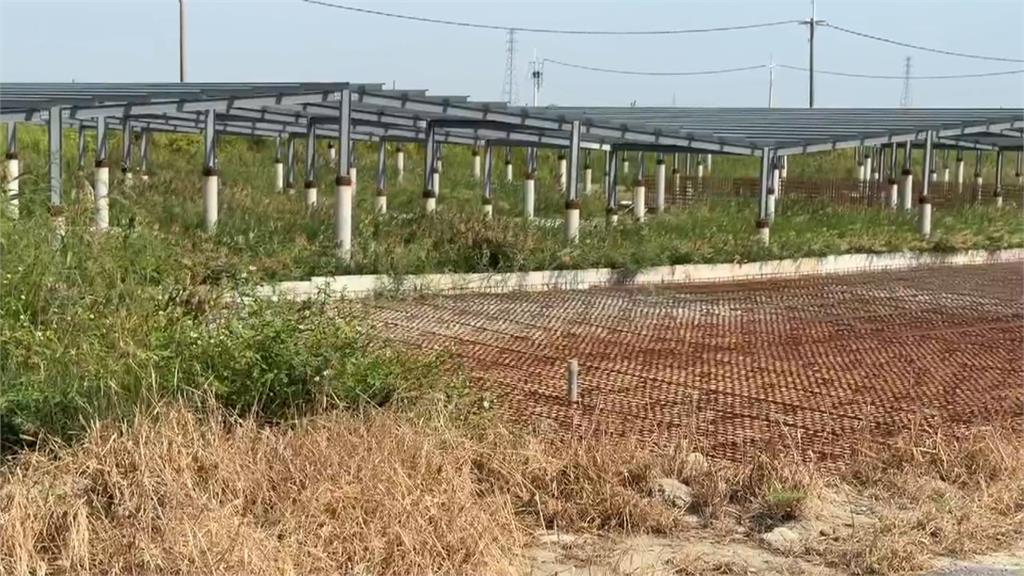 不滿光電業者進場施工 口湖鄉村民攔路擋車