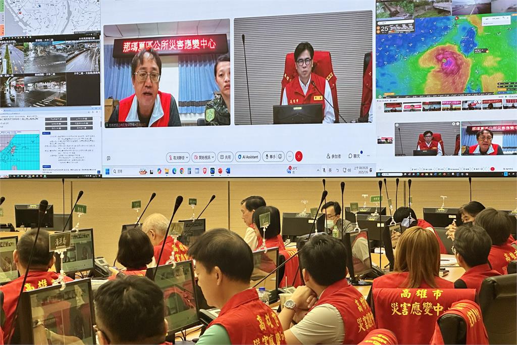 快新聞/丹娜絲暴風圈估16時觸高雄陸地 陳其邁視訊卓揆、冒雨視察美濃湖