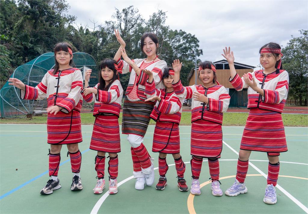 啦啦隊(圖多)／球芽攜手安芝儇走進偏鄉以「舞」會友！網大讚：人美心善仙女下凡