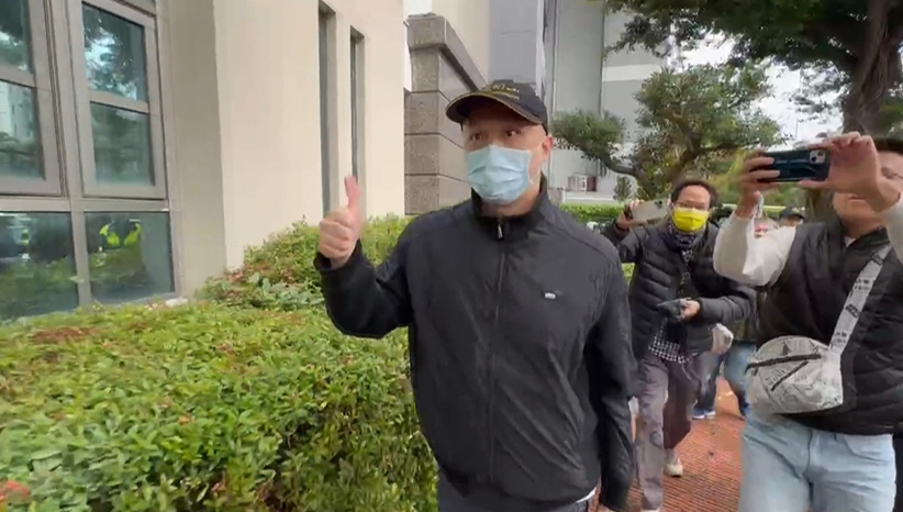 五億高中生命案/夏男開工日入監報到 見媒體比讚又比YA!疑仍穿「這件戰袍」