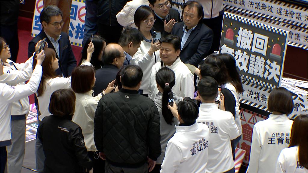 綠佔主席抗議藍白偷渡公投 柯建銘嗆傅崐萁「釘孤支 」