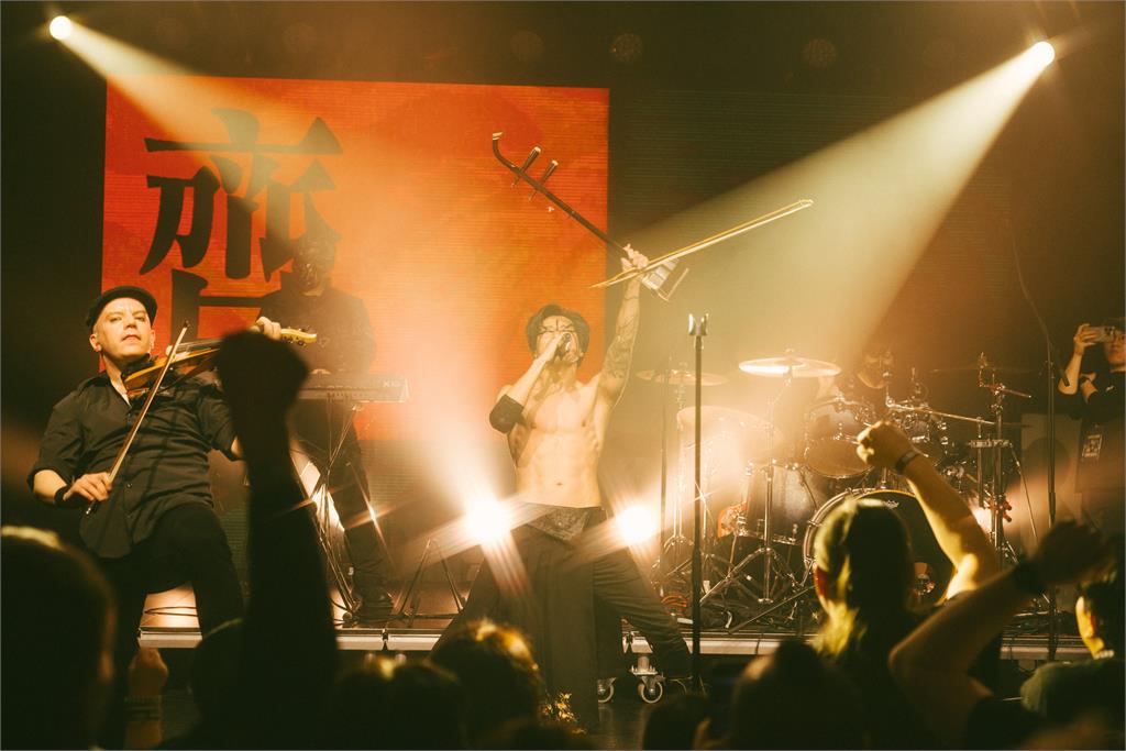 搖滾樂團「猛男裸身開唱」竟是林昶佐！脫掉西裝「巨肌猛獸出柙」炸裂芬蘭