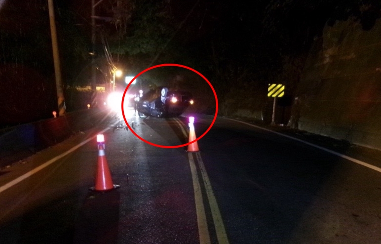 台中駕駛逆向超車失控撞護欄 翻覆滾兩圈四輪朝天幸僅輕傷