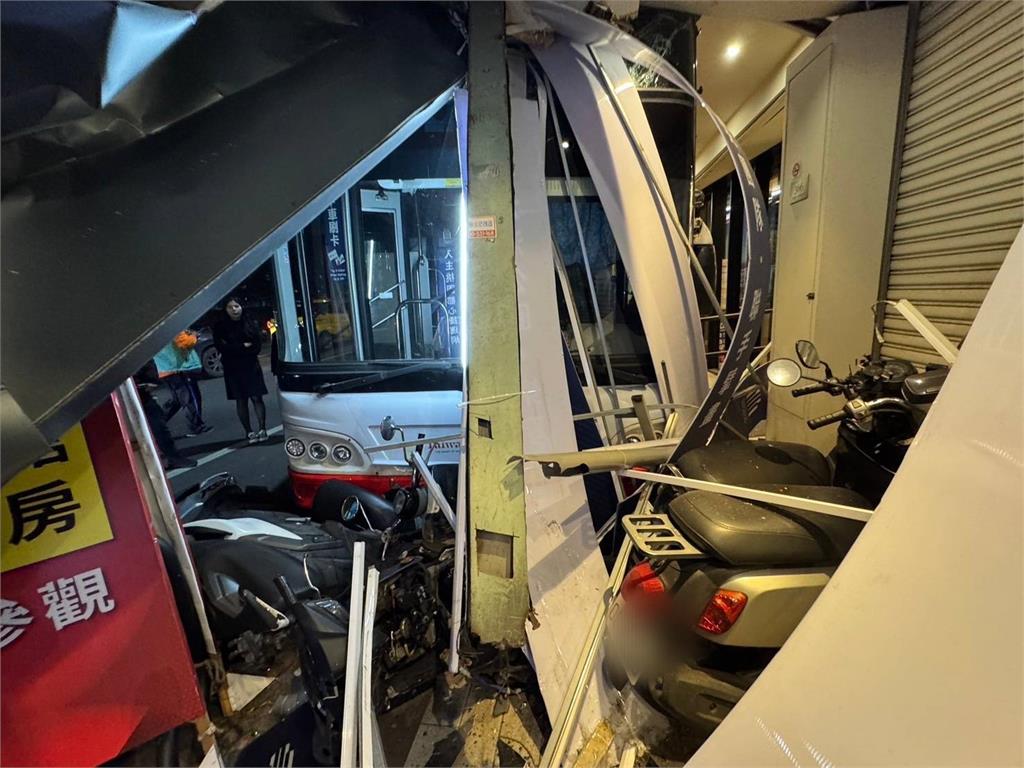 皆身體不適!桃園20連2起自撞 公車撞民宅、小黃撞電桿