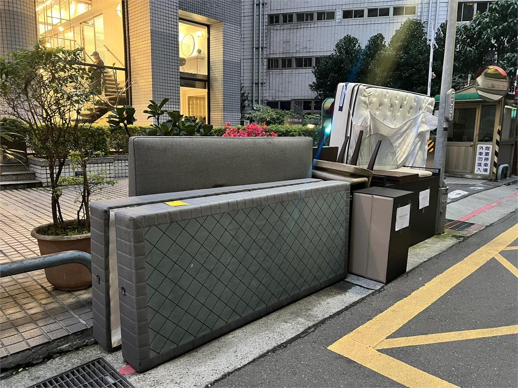 大安區路邊「萬元家具」被丟棄!帝寶垃圾桶撿到「這名牌」…千人洗版驚嘆