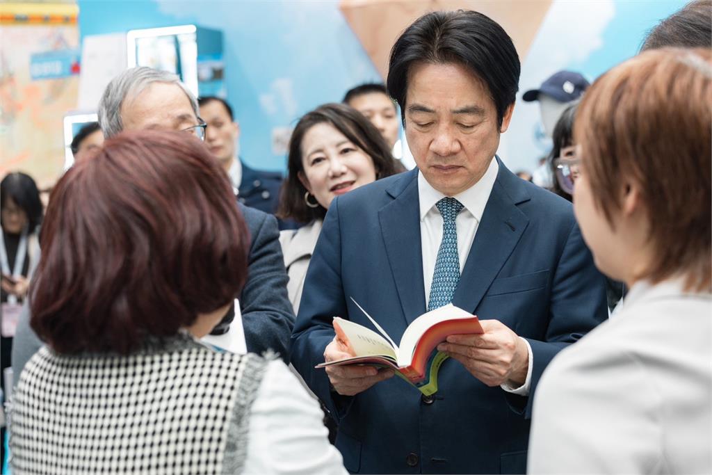 37本「總統書單」曝光！賴清德連2年推「BL、GL漫畫」…網讚翻：有品味