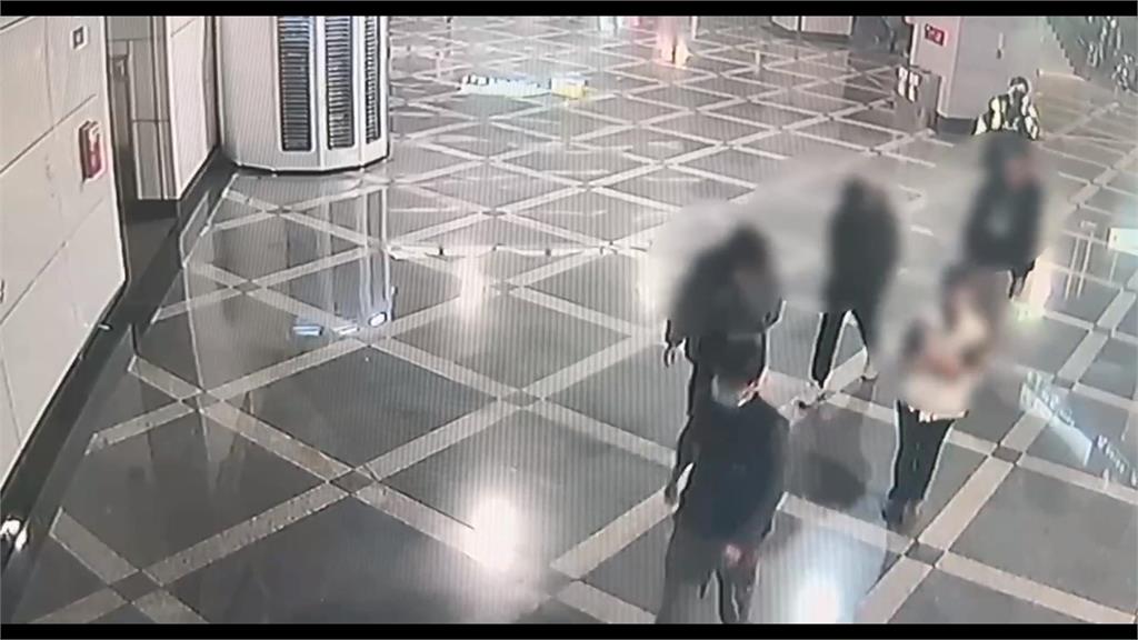 耶誕夜北捷不平靜！　北門站1男拿雨傘敲打車窗、松山站爆鬥毆