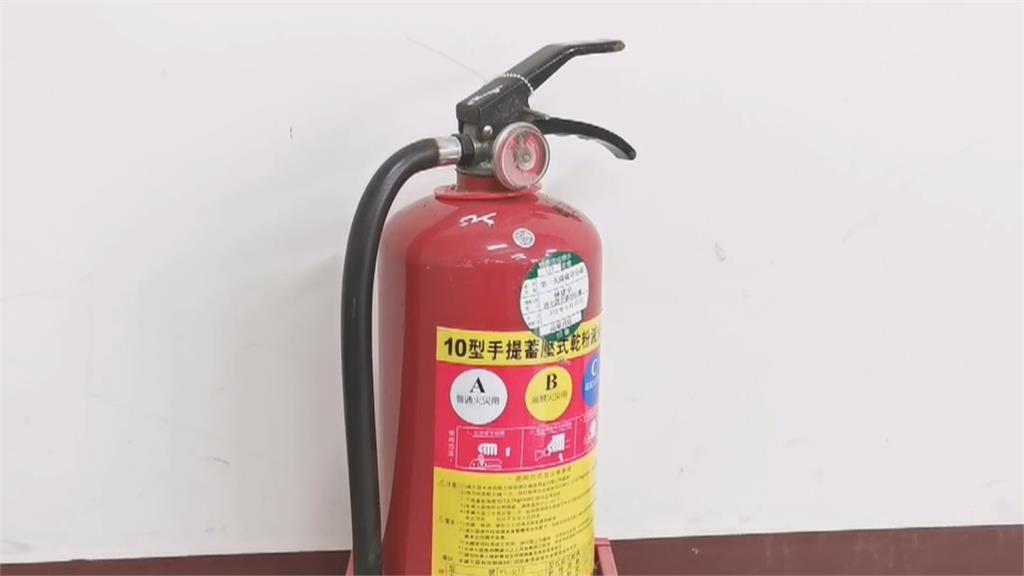 麵煮到一半滅火器突「爆炸」 粉末四散 鋼瓶噴飛卡天花板中