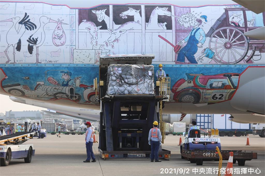 快新聞/國民黨貼BNT疫苗復必泰照轟政府 管碧玲酸:「一苗各表」表錯圖了
