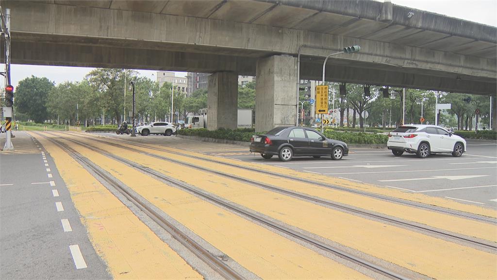 高雄輕軌「過不去」! 全因轎車卡在軌道等紅燈