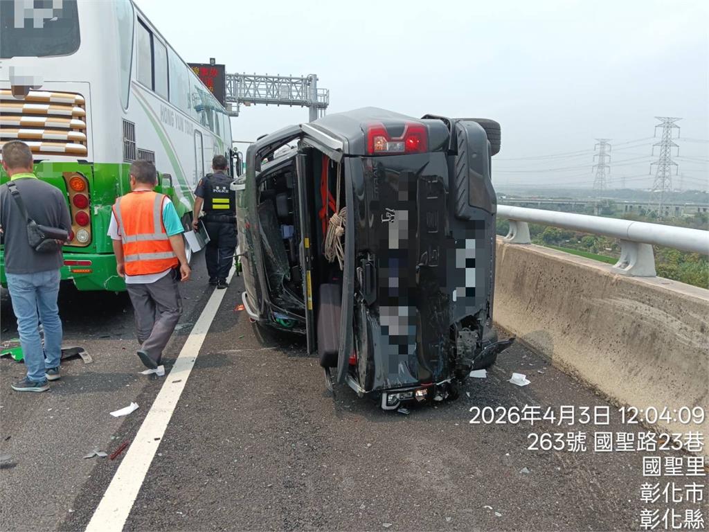 快新聞/連假首日「撞」況多!國3遊覽車遭追撞 小貨車慘成「夾心餅」側翻