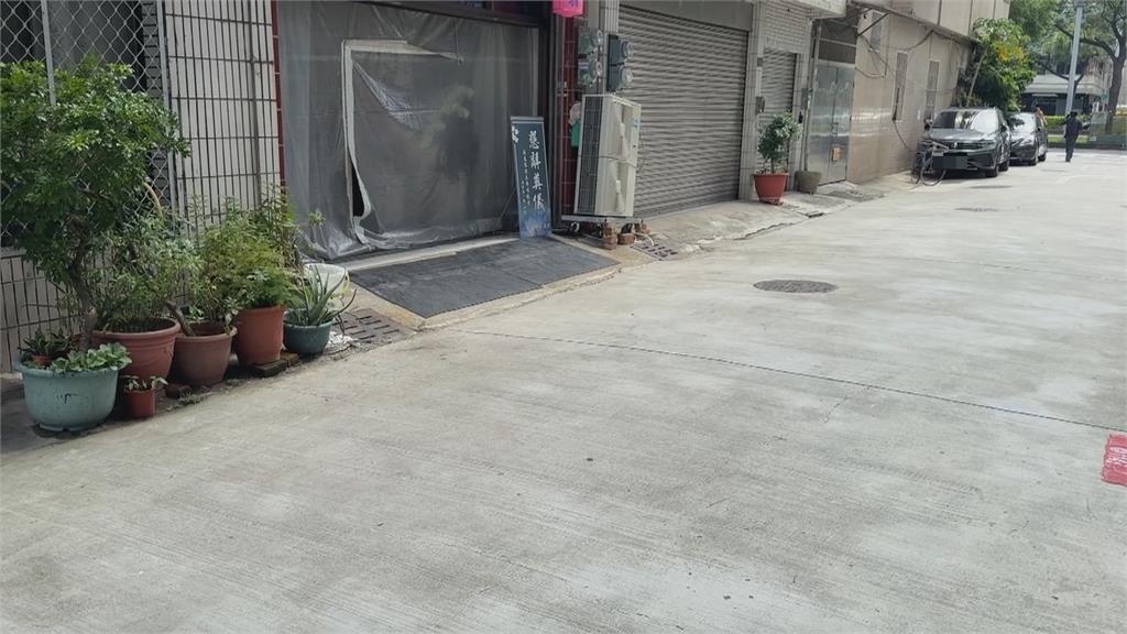 家人過世接回家... 門口被停車阻路 家屬報警拖吊處理