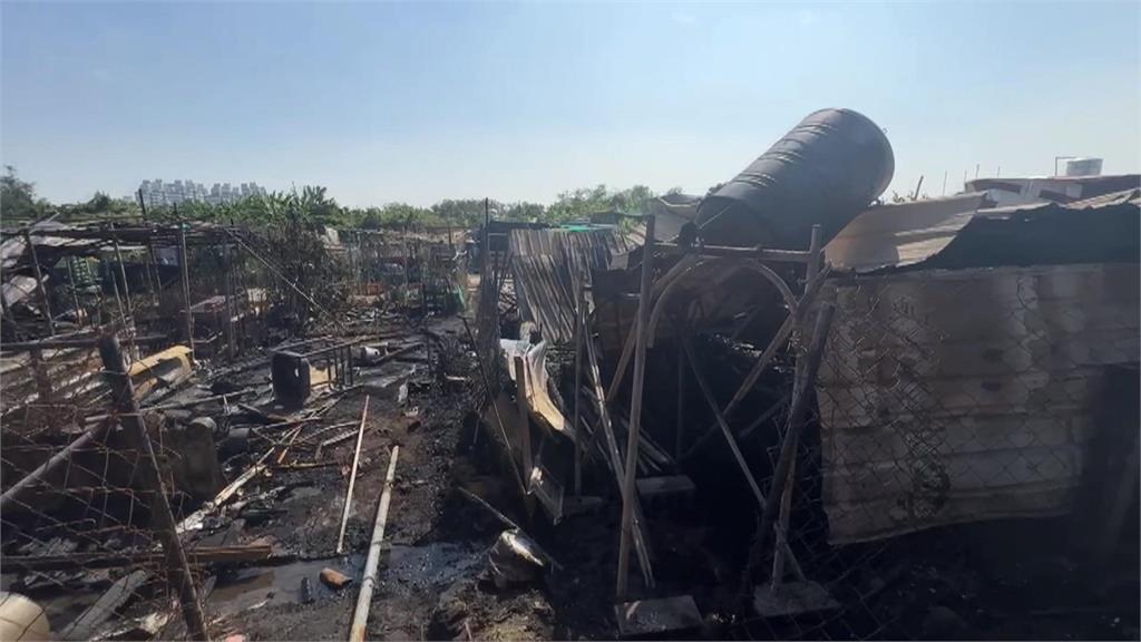 高雄小港機場旁「菜園猛烈燃燒」！　橘紅色火光直竄天際