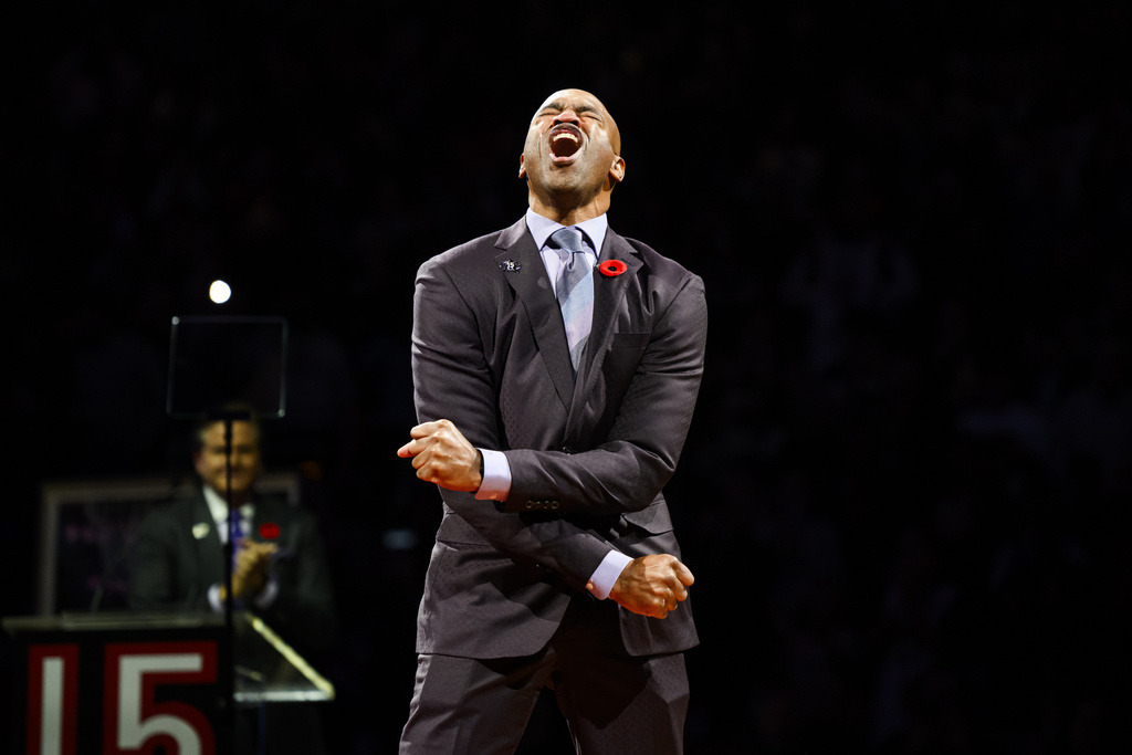 NBA/暴龍隊史第1人!「加拿大航空」卡特15號球衣升空他淚灑球場