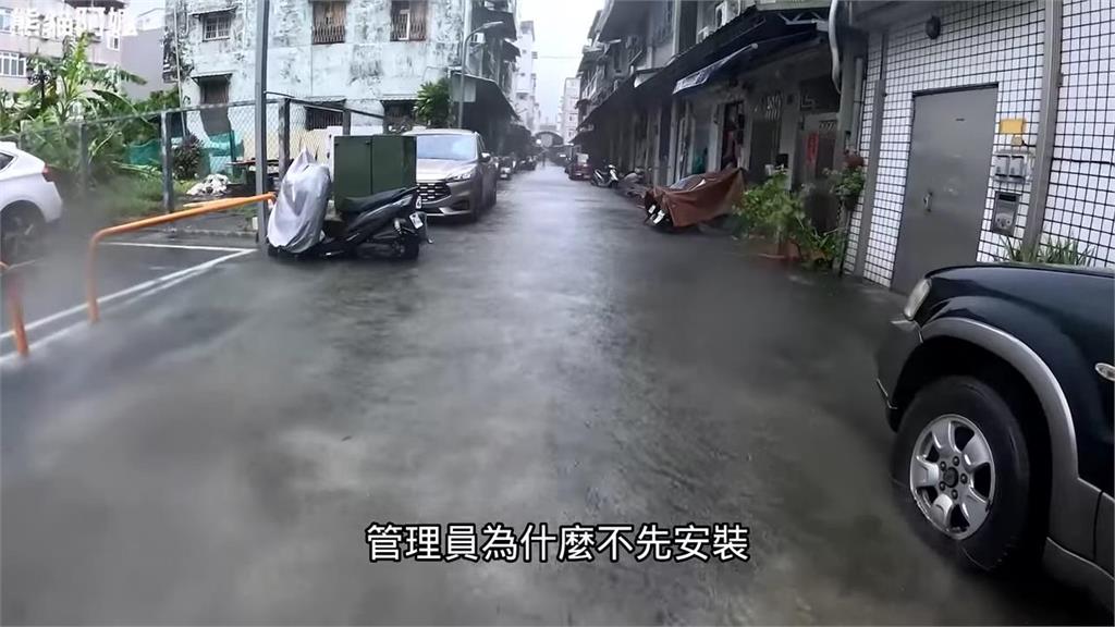強颱凱米來襲!騎士為幫忙移車出門遇狂風暴雨 驚險涉水結局卻傻眼了