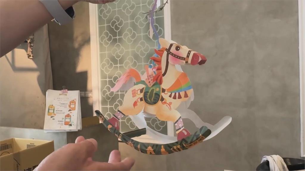 陳亭妃攜多位市議員.參選人　發送馬年創意　DIY小提燈