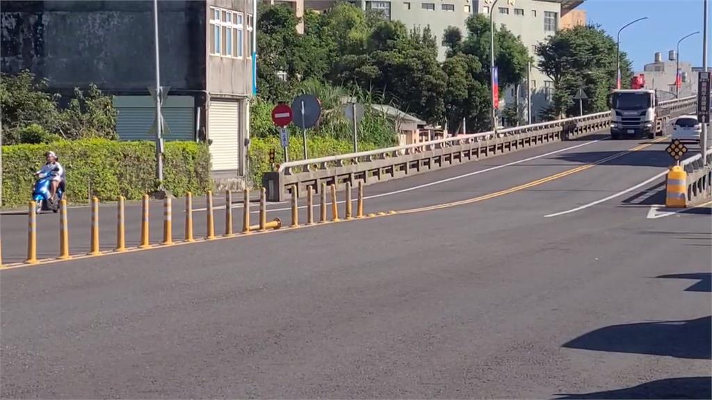 曳引車下橋...　見小客車突然切換車道　砰！兩車擦撞　現場一片狼藉