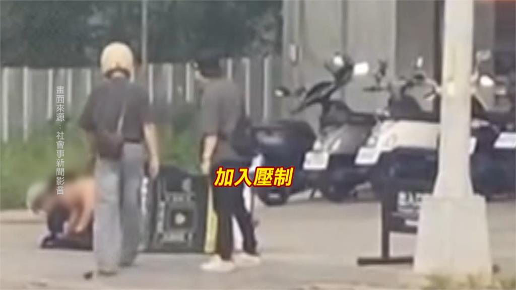 肉搏站前上演警匪肉搏戰 警民合作協力壓制通緝犯